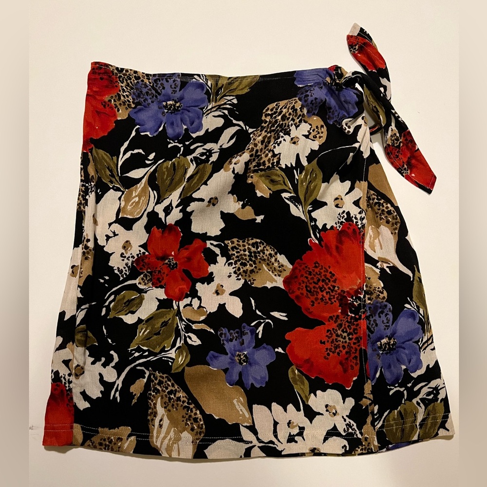 WOMEN’S CAROLE LITTLE SPORT FLORAL TIE SKIRT.